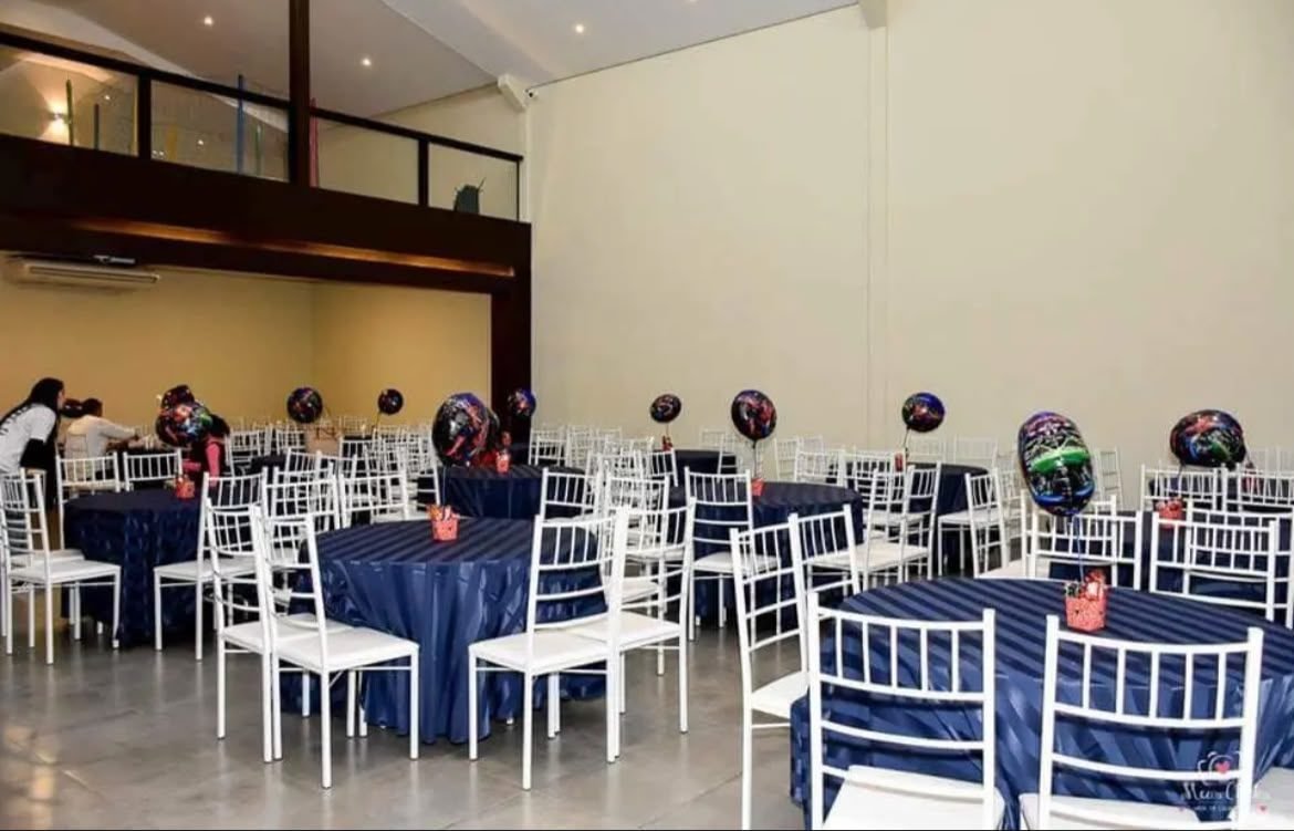 Salão de festas montado com mesas e cadeiras de ferro da Lumina Eventos