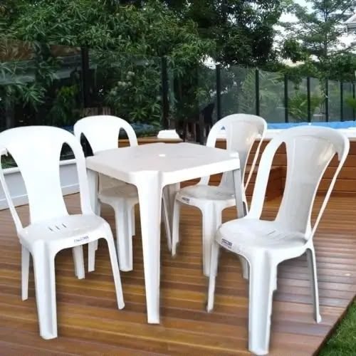 Mesa e cadeiras de PVC em deck de madeira
