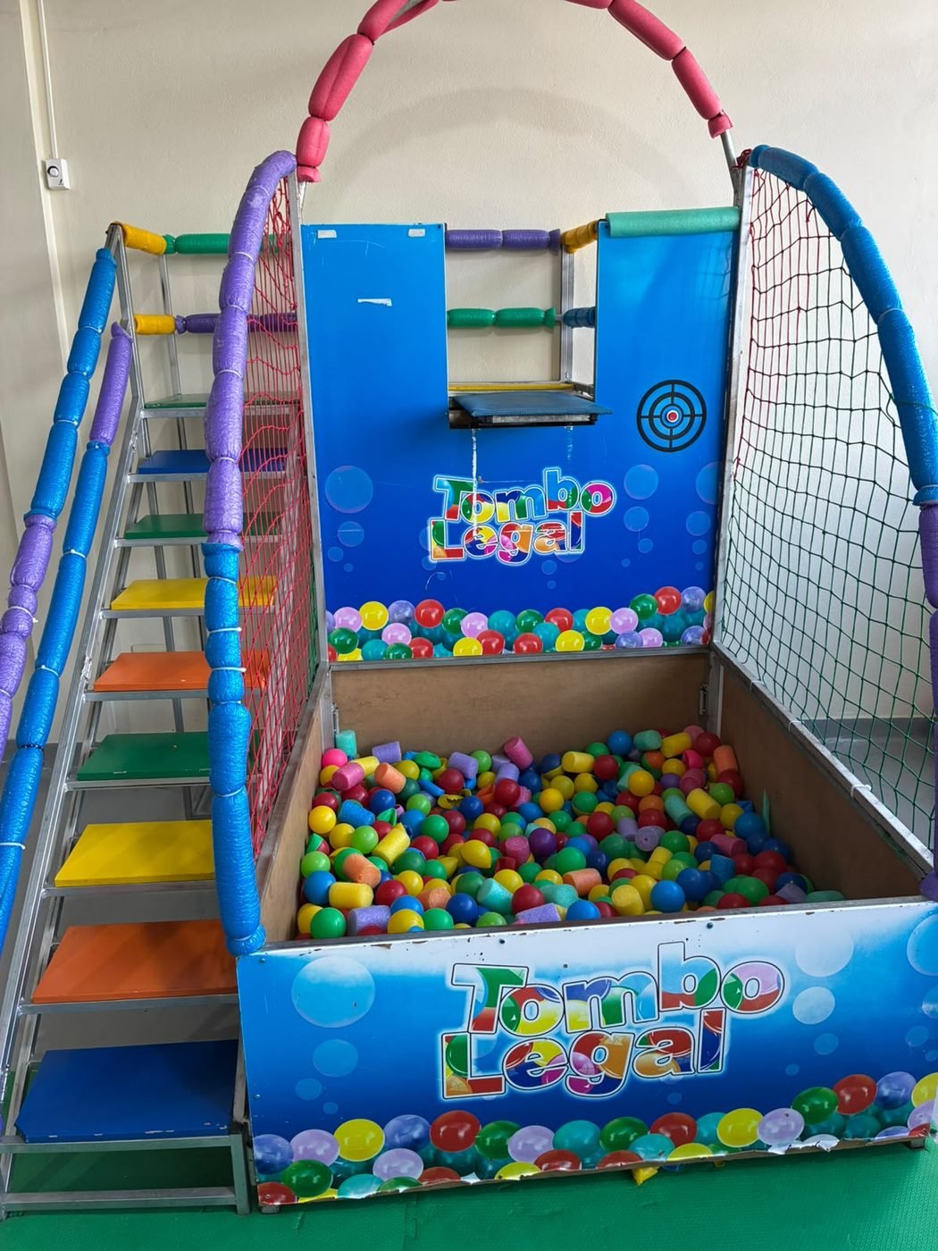 Brinquedo Tombo Legal com escada, alvo e piscina de bolinhas